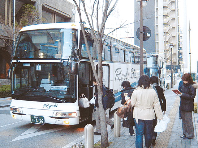 メビオ生専用バスに乗り込む生徒達