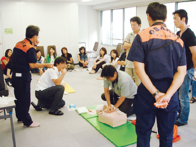 「普通救命講習」を受講する様子