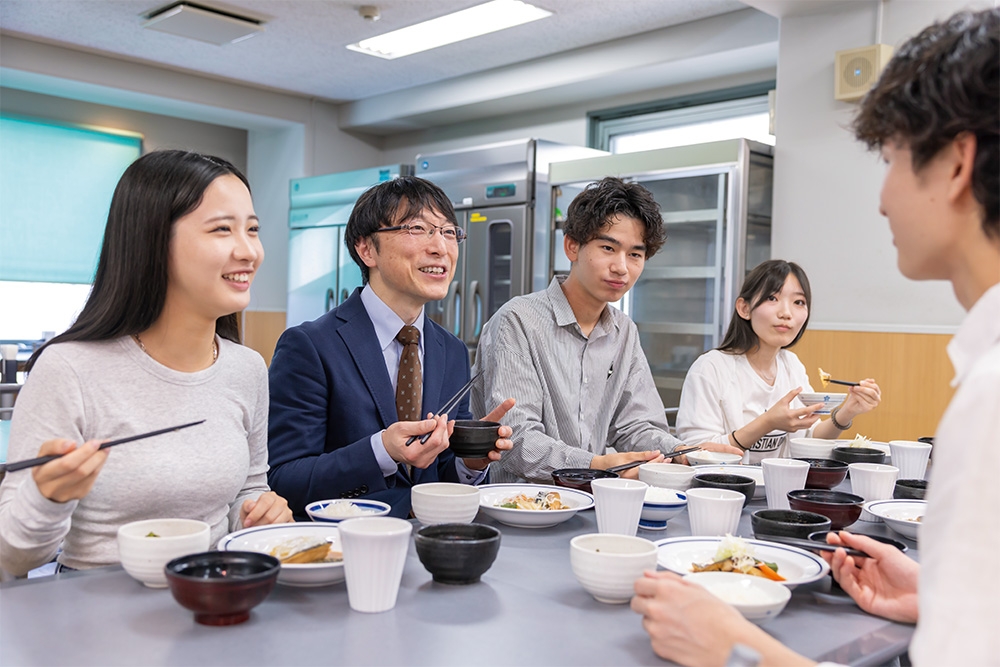 食堂で食事をする生徒達